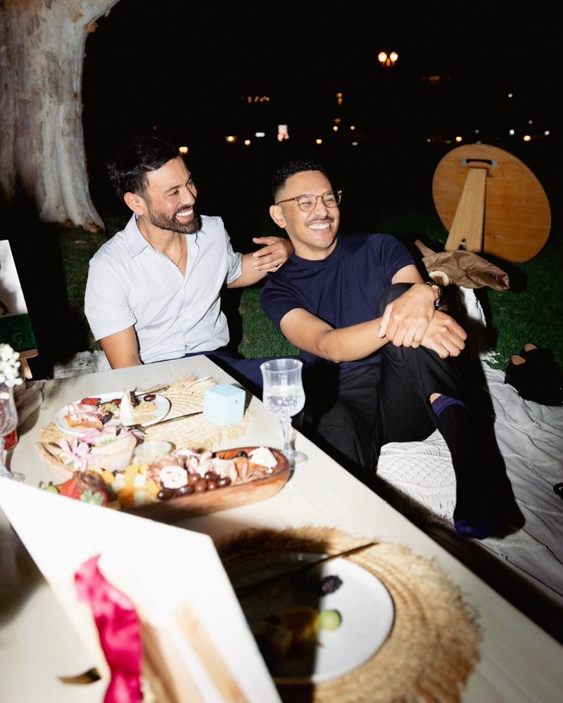 Jorge and Simone smiling together at dinner