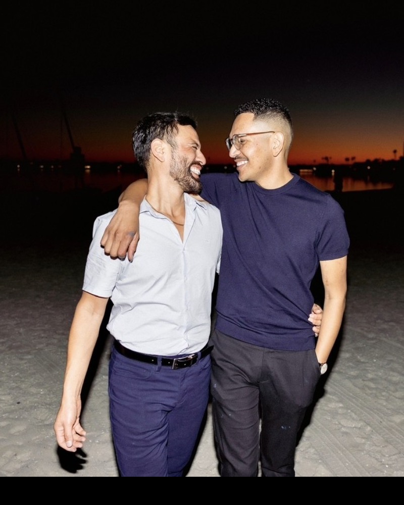 Jorge and Simone walking together on the beach
